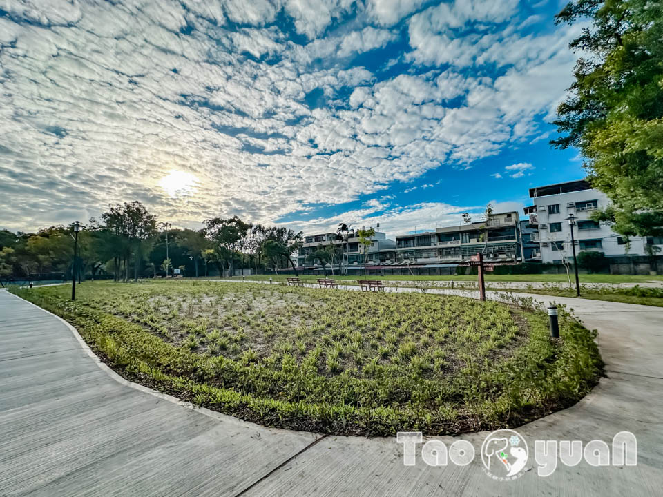 桃園大溪景點〡傘儲酷公園〡特色飛機遊戲場, 幼幼傘兵集合囉, 傘徽廣場超吸睛, 桃園親子特色公園