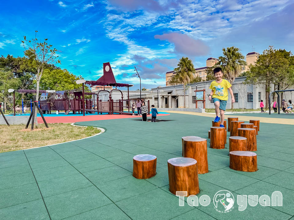 桃園大溪景點〡傘儲酷公園〡特色飛機遊戲場, 幼幼傘兵集合囉, 傘徽廣場超吸睛, 桃園親子特色公園