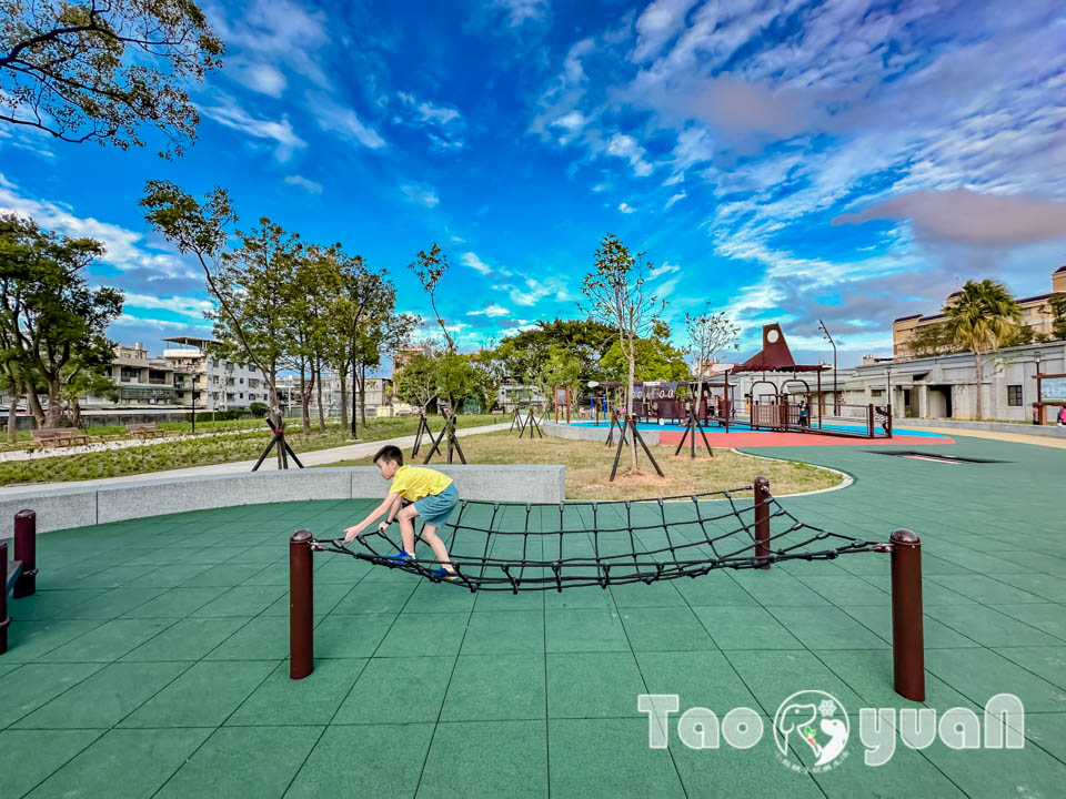 桃園大溪景點〡傘儲酷公園〡特色飛機遊戲場, 幼幼傘兵集合囉, 傘徽廣場超吸睛, 桃園親子特色公園