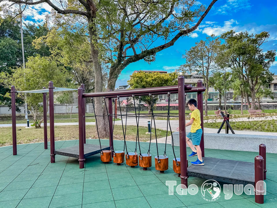 桃園大溪景點〡傘儲酷公園〡特色飛機遊戲場, 幼幼傘兵集合囉, 傘徽廣場超吸睛, 桃園親子特色公園