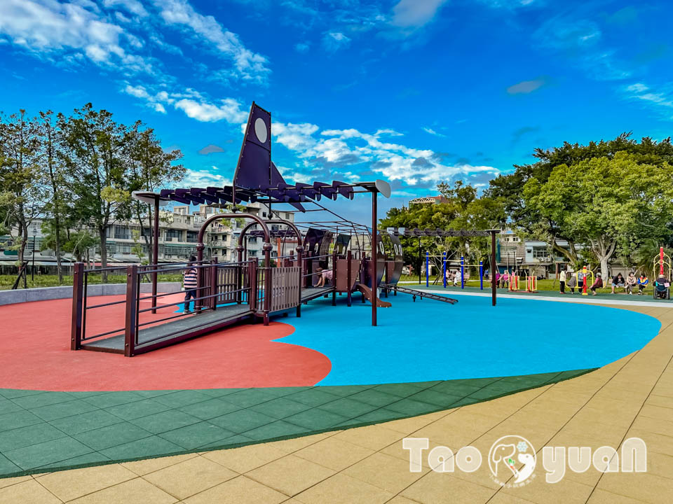 桃園大溪景點〡傘儲酷公園〡特色飛機遊戲場, 幼幼傘兵集合囉, 傘徽廣場超吸睛, 桃園親子特色公園