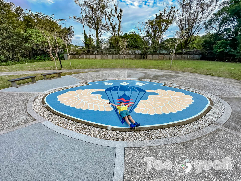 桃園大溪景點〡傘儲酷公園〡特色飛機遊戲場, 幼幼傘兵集合囉, 傘徽廣場超吸睛, 桃園親子特色公園