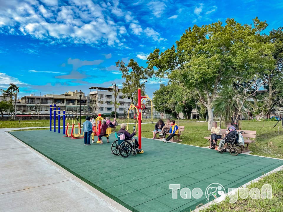 桃園大溪景點〡傘儲酷公園〡特色飛機遊戲場, 幼幼傘兵集合囉, 傘徽廣場超吸睛, 桃園親子特色公園