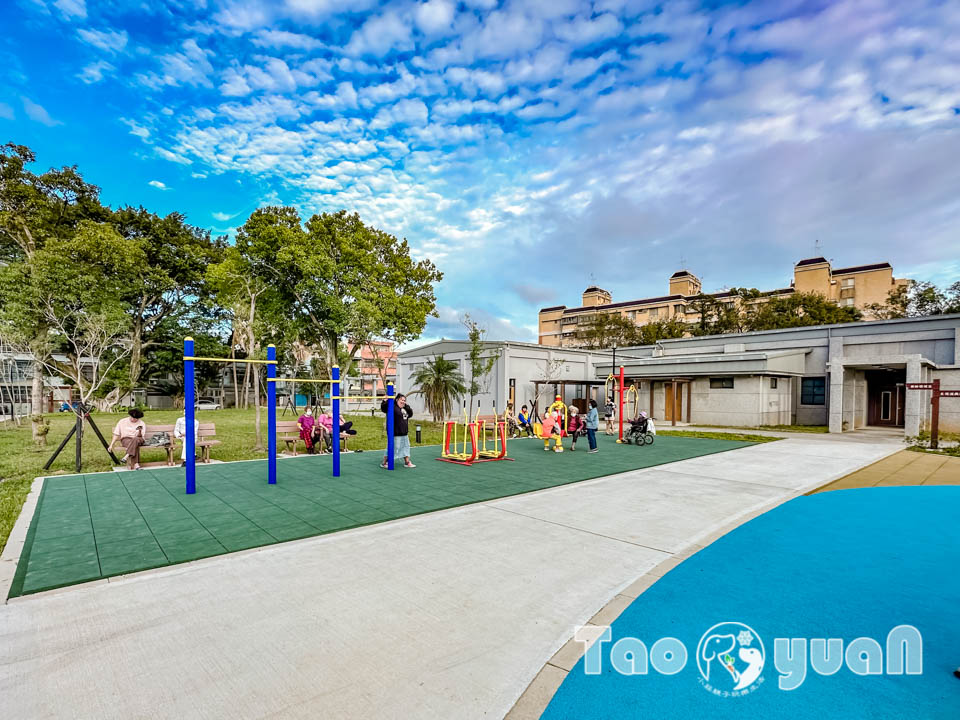 桃園大溪景點〡傘儲酷公園〡特色飛機遊戲場, 幼幼傘兵集合囉, 傘徽廣場超吸睛, 桃園親子特色公園