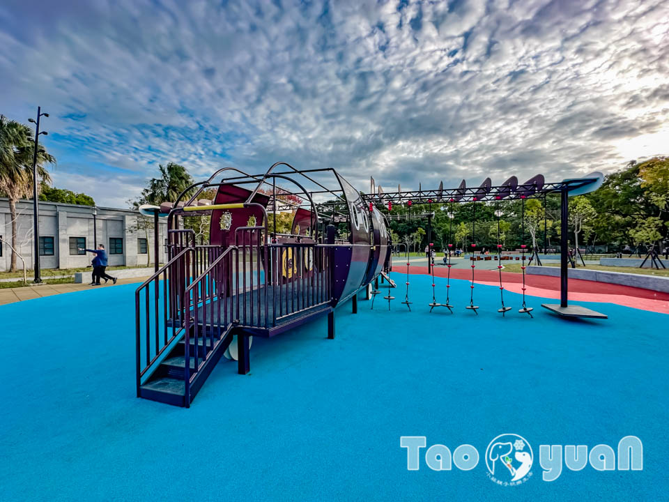 桃園大溪景點〡傘儲酷公園〡特色飛機遊戲場, 幼幼傘兵集合囉, 傘徽廣場超吸睛, 桃園親子特色公園