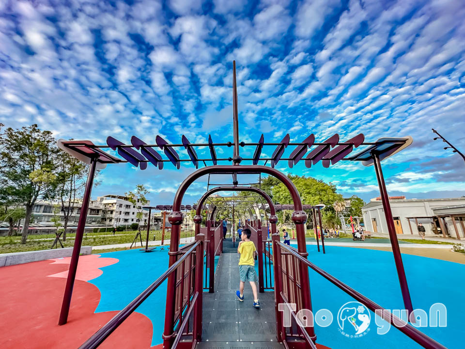 桃園大溪景點〡傘儲酷公園〡特色飛機遊戲場, 幼幼傘兵集合囉, 傘徽廣場超吸睛, 桃園親子特色公園