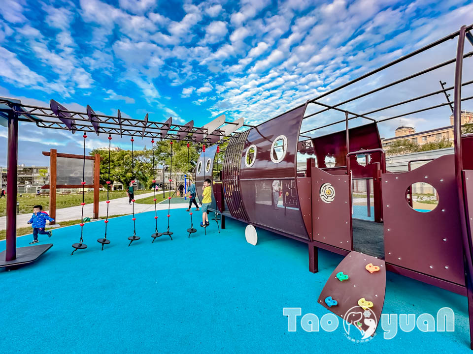 桃園大溪景點〡傘儲酷公園〡特色飛機遊戲場, 幼幼傘兵集合囉, 傘徽廣場超吸睛, 桃園親子特色公園