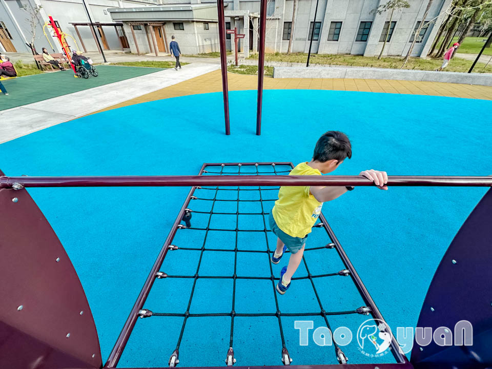 桃園大溪景點〡傘儲酷公園〡特色飛機遊戲場, 幼幼傘兵集合囉, 傘徽廣場超吸睛, 桃園親子特色公園