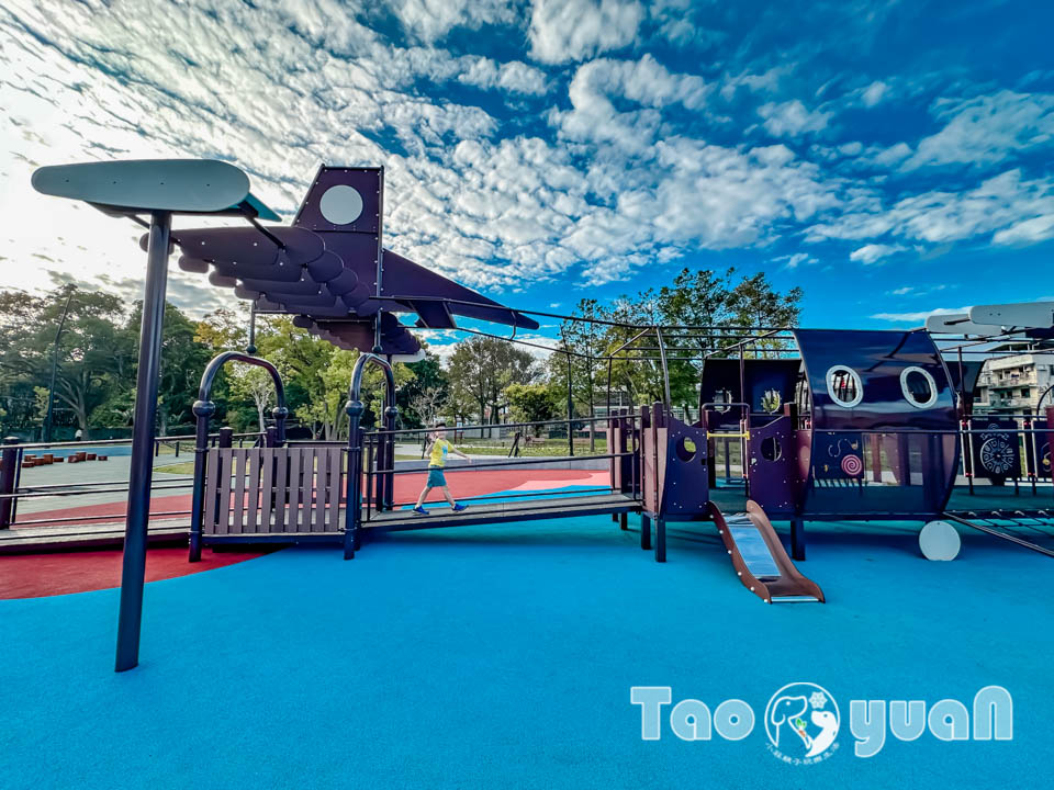 桃園大溪景點〡傘儲酷公園〡特色飛機遊戲場, 幼幼傘兵集合囉, 傘徽廣場超吸睛, 桃園親子特色公園