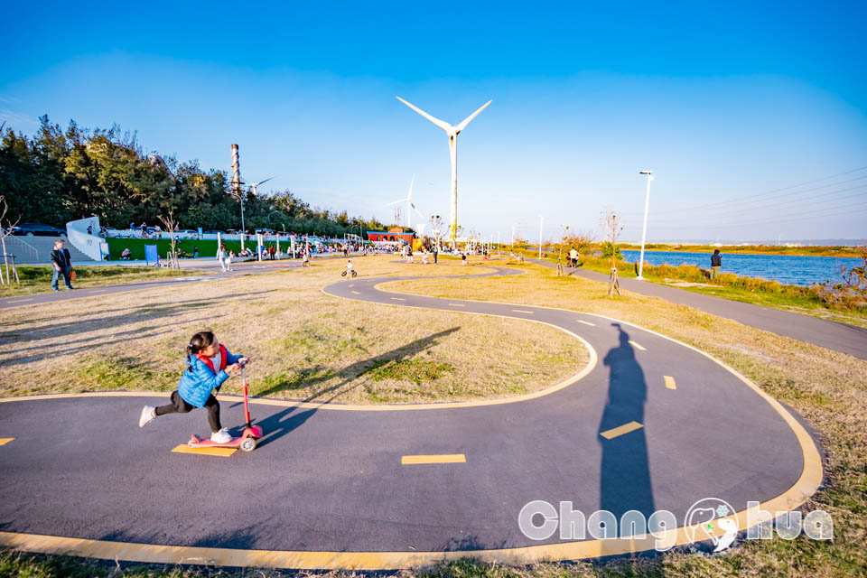 彰化伸港景點〡嬉濱海豚公園〡超威海洋遊戲場, 中部最強滑步車道, 海線最美公園賞無敵夕陽, 還有毛寶貝專區, 順遊自然生態教育中心