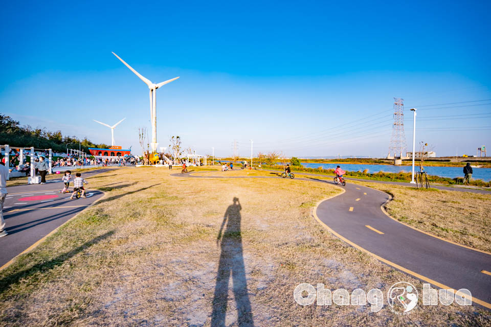 彰化伸港景點〡嬉濱海豚公園〡超威海洋遊戲場, 中部最強滑步車道, 海線最美公園賞無敵夕陽, 還有毛寶貝專區, 順遊自然生態教育中心