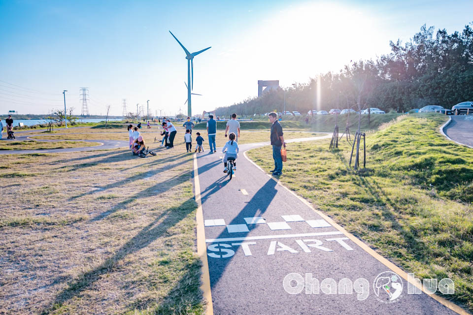 彰化伸港景點〡嬉濱海豚公園〡超威海洋遊戲場, 中部最強滑步車道, 海線最美公園賞無敵夕陽, 還有毛寶貝專區, 順遊自然生態教育中心