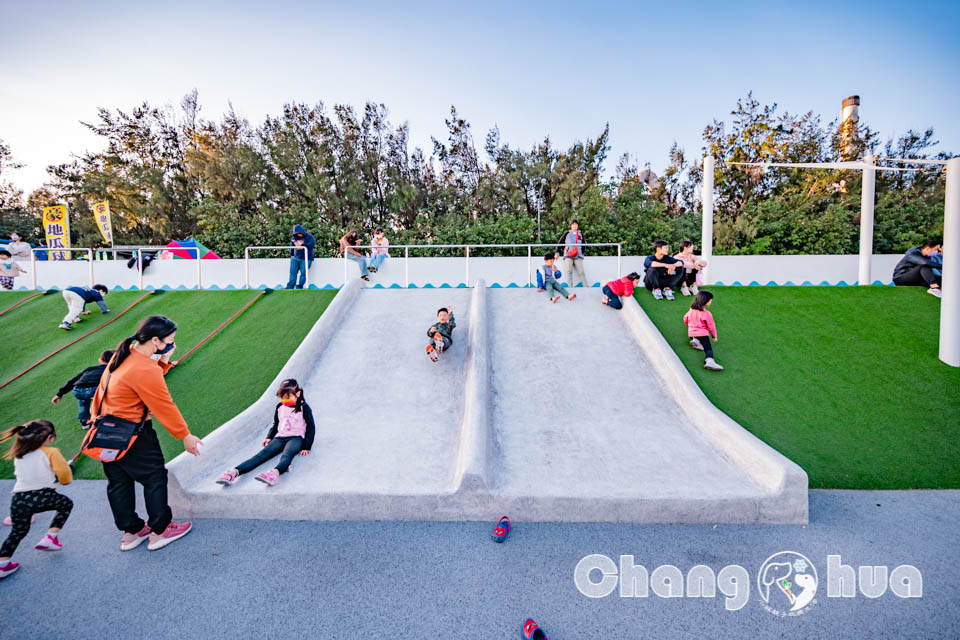 彰化伸港景點〡嬉濱海豚公園〡超威海洋遊戲場, 中部最強滑步車道, 海線最美公園賞無敵夕陽, 還有毛寶貝專區, 順遊自然生態教育中心