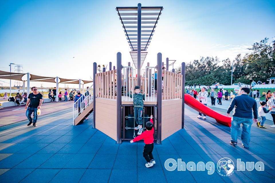 彰化伸港景點〡嬉濱海豚公園〡超威海洋遊戲場, 中部最強滑步車道, 海線最美公園賞無敵夕陽, 還有毛寶貝專區, 順遊自然生態教育中心