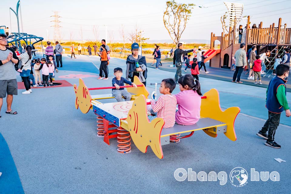 彰化伸港景點〡嬉濱海豚公園〡超威海洋遊戲場, 中部最強滑步車道, 海線最美公園賞無敵夕陽, 還有毛寶貝專區, 順遊自然生態教育中心