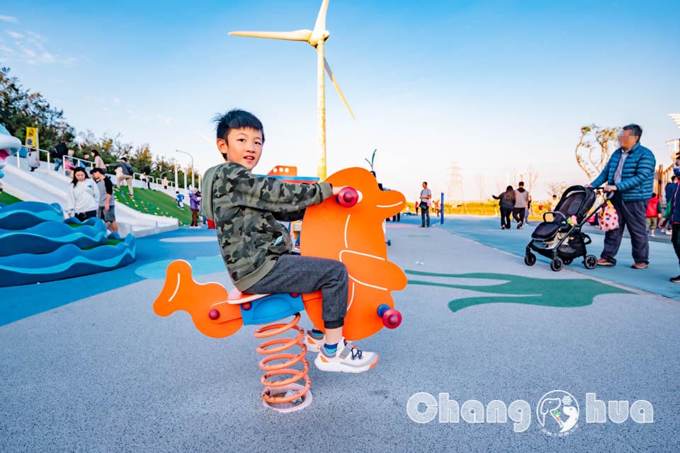 彰化伸港景點〡嬉濱海豚公園〡超威海洋遊戲場, 中部最強滑步車道, 海線最美公園賞無敵夕陽, 還有毛寶貝專區, 順遊自然生態教育中心