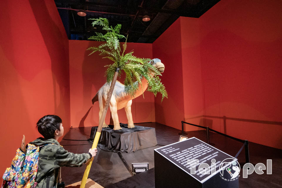 台北士林景點〡國立臺灣科學教育館〡史前巨獸泰坦恐龍展, 陸上霸主甦醒了, 超酷恐龍餵食體驗, 37公尺泰坦巨龍骨骼, 恐龍闖關小遊戲