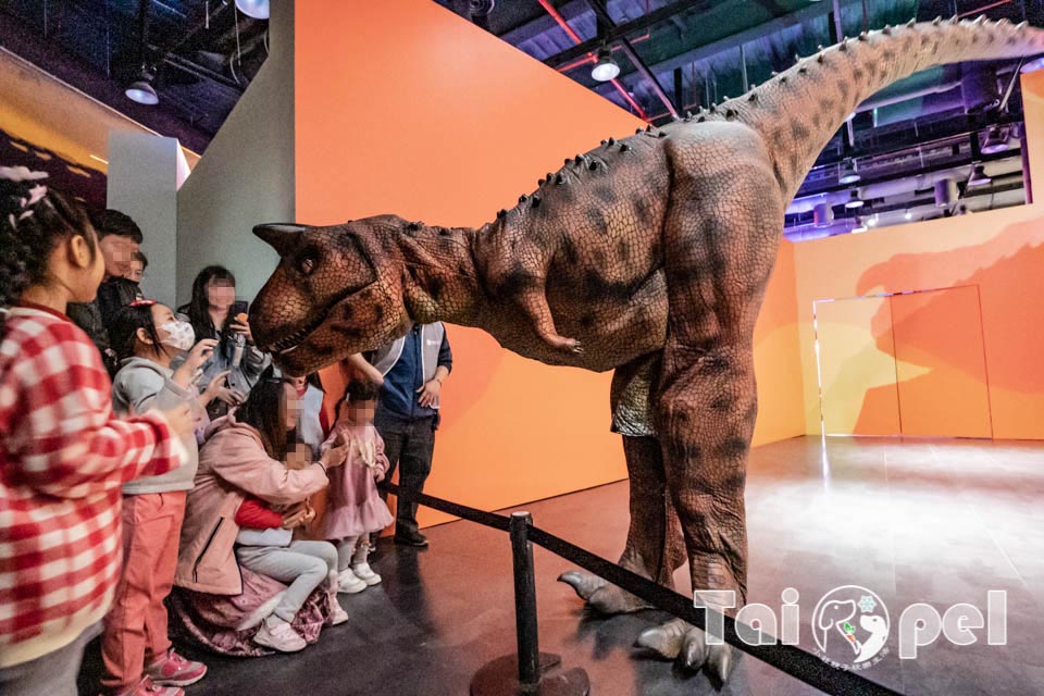 台北士林景點〡國立臺灣科學教育館〡史前巨獸泰坦恐龍展, 陸上霸主甦醒了, 超酷恐龍餵食體驗, 37公尺泰坦巨龍骨骼, 恐龍闖關小遊戲