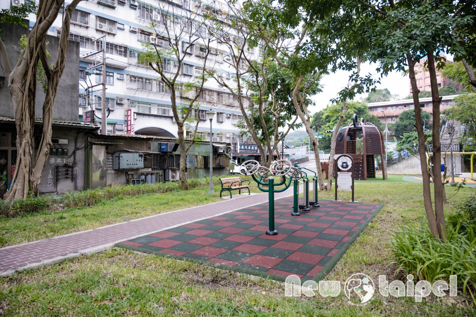 新北新店景點〡吉安公園〡台灣黑熊遊戲場, 勝利V領可愛爆吉, 黑熊主題共融公園