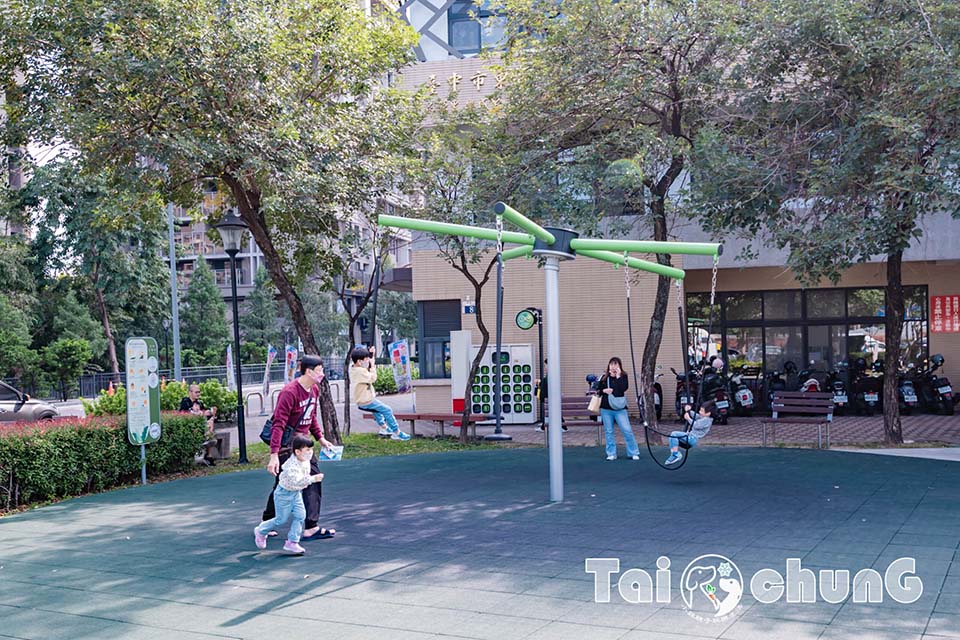 台中東區景點〡蜜糖公園〡幼幼寶貝專屬可愛五分車, 親水景觀水域, 搭配泉源兒童交通公園一起玩