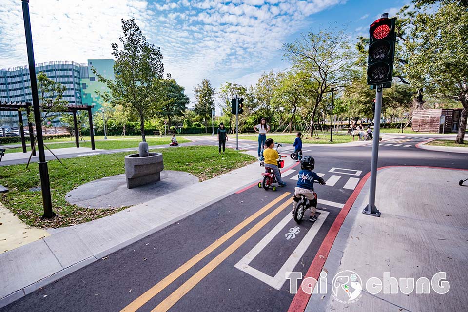 台中東區景點〡蜜糖公園〡幼幼寶貝專屬可愛五分車, 親水景觀水域, 搭配泉源兒童交通公園一起玩