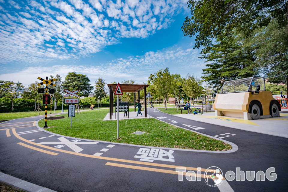 台中東區景點〡蜜糖公園〡幼幼寶貝專屬可愛五分車, 親水景觀水域, 搭配泉源兒童交通公園一起玩