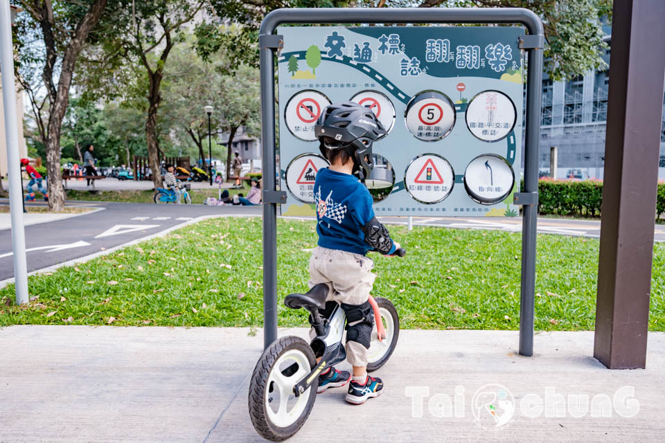 台中東區景點〡蜜糖公園〡幼幼寶貝專屬可愛五分車, 親水景觀水域, 搭配泉源兒童交通公園一起玩