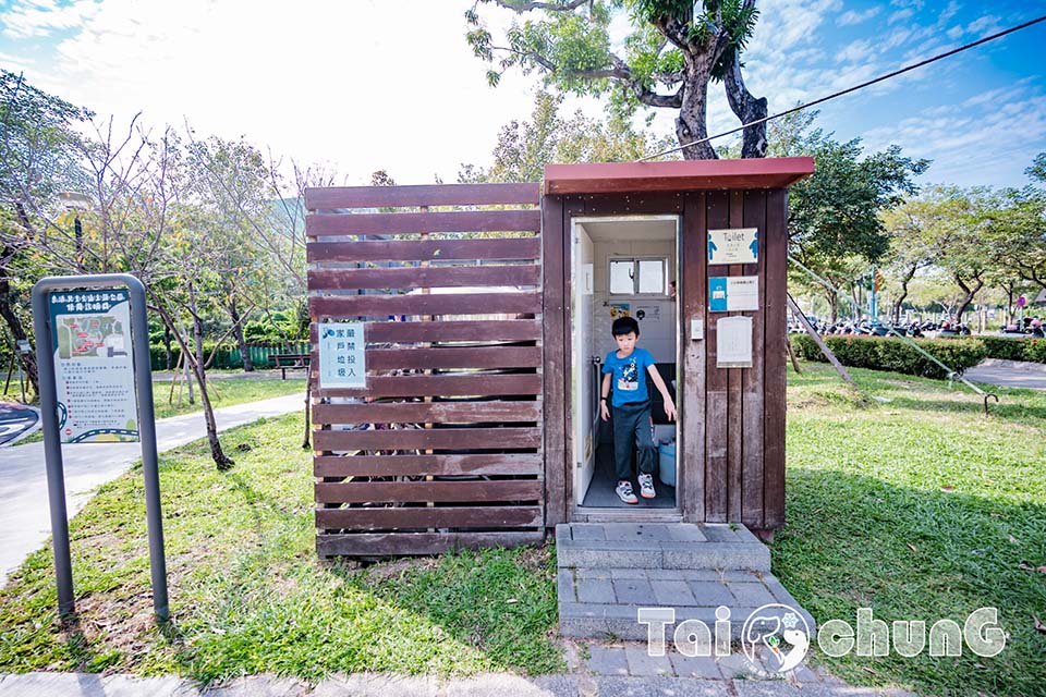 台中東區景點〡蜜糖公園〡幼幼寶貝專屬可愛五分車, 親水景觀水域, 搭配泉源兒童交通公園一起玩