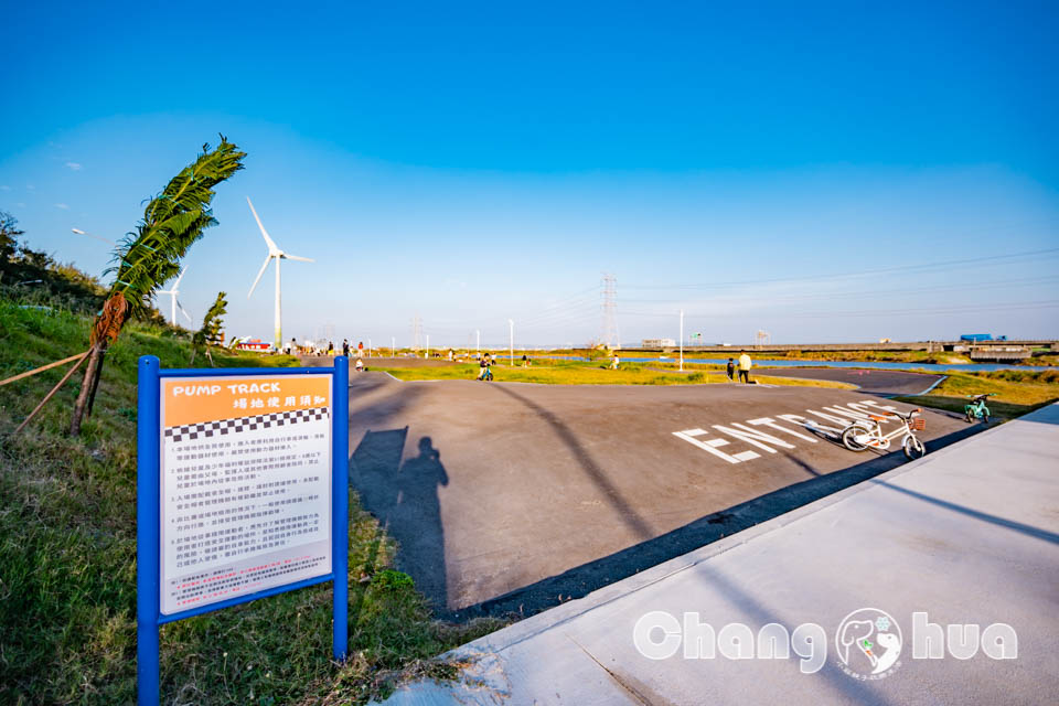 彰化伸港景點〡嬉濱海豚公園〡超威海洋遊戲場, 中部最強滑步車道, 海線最美公園賞無敵夕陽, 還有毛寶貝專區, 順遊自然生態教育中心