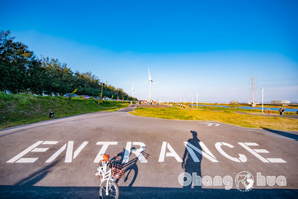 彰化伸港景點〡嬉濱海豚公園〡超威海洋遊戲場, 中部最強滑步車道, 海線最美公園賞無敵夕陽, 還有毛寶貝專區, 順遊自然生態教育中心