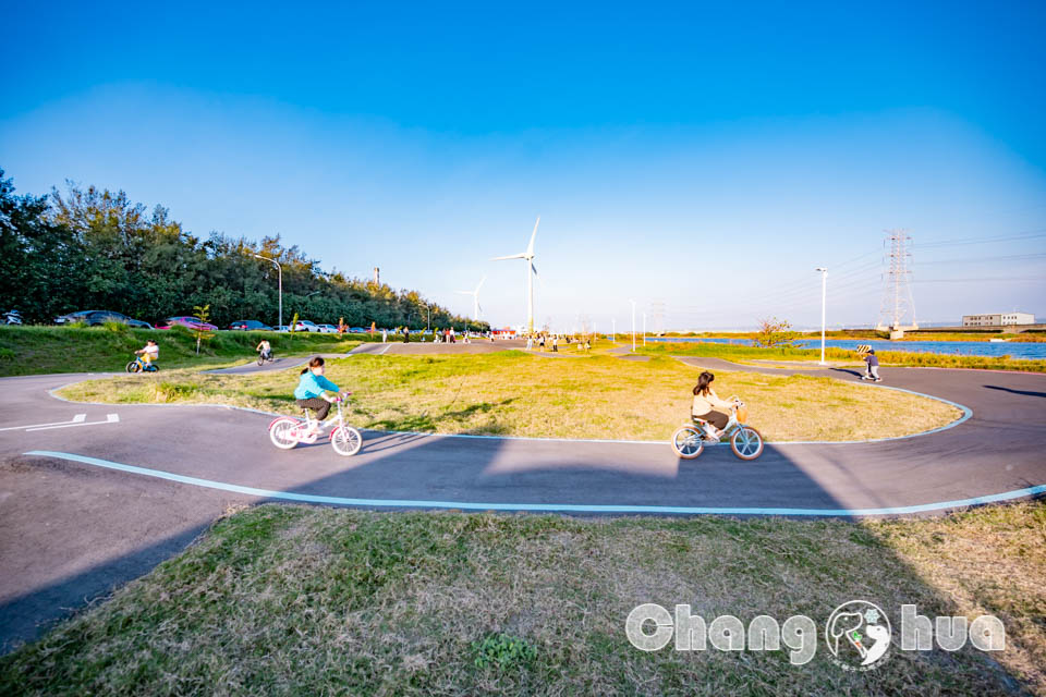 彰化伸港景點〡嬉濱海豚公園〡超威海洋遊戲場, 中部最強滑步車道, 海線最美公園賞無敵夕陽, 還有毛寶貝專區, 順遊自然生態教育中心