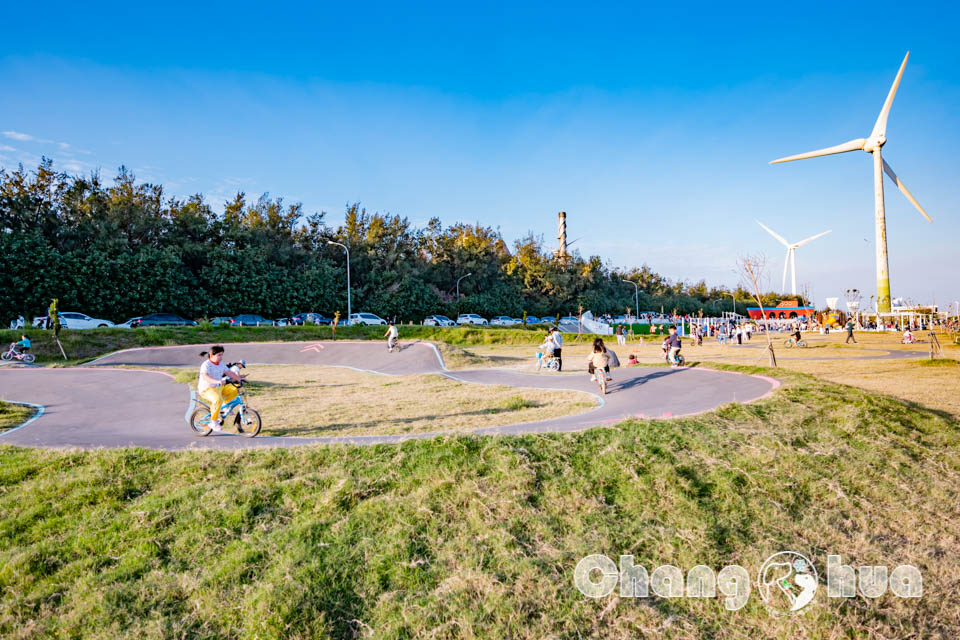 彰化伸港景點〡嬉濱海豚公園〡超威海洋遊戲場, 中部最強滑步車道, 海線最美公園賞無敵夕陽, 還有毛寶貝專區, 順遊自然生態教育中心