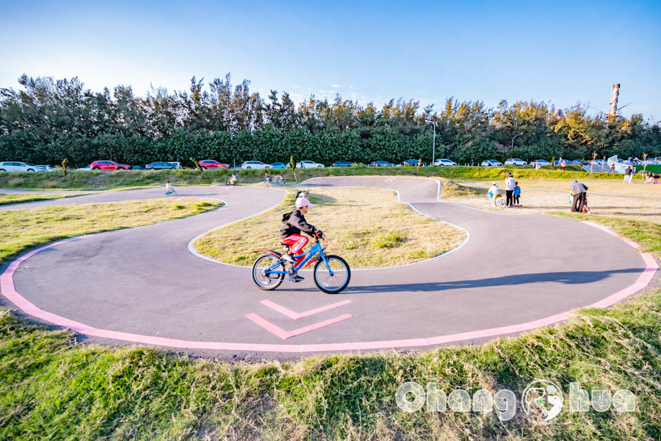 彰化伸港景點〡嬉濱海豚公園〡超威海洋遊戲場, 中部最強滑步車道, 海線最美公園賞無敵夕陽, 還有毛寶貝專區, 順遊自然生態教育中心