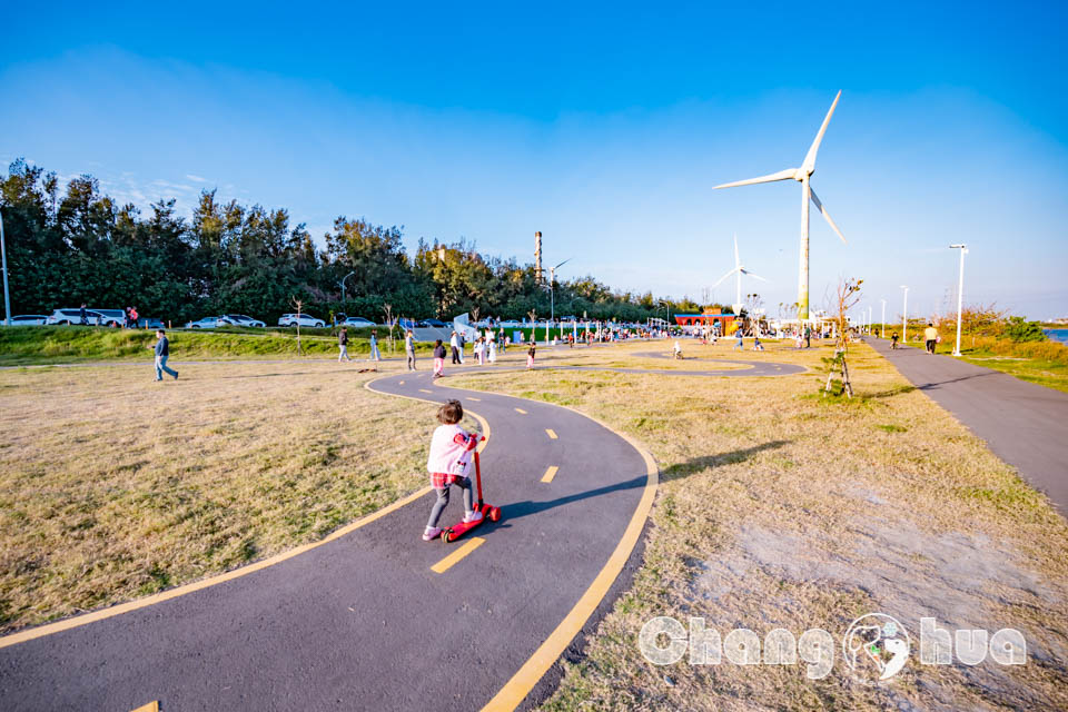 彰化伸港景點〡嬉濱海豚公園〡超威海洋遊戲場, 中部最強滑步車道, 海線最美公園賞無敵夕陽, 還有毛寶貝專區, 順遊自然生態教育中心