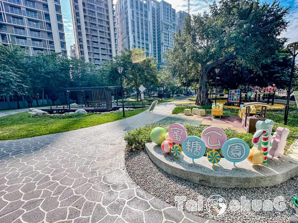 台中東區景點〡蜜糖公園〡幼幼寶貝專屬可愛五分車, 親水景觀水域, 搭配泉源兒童交通公園一起玩