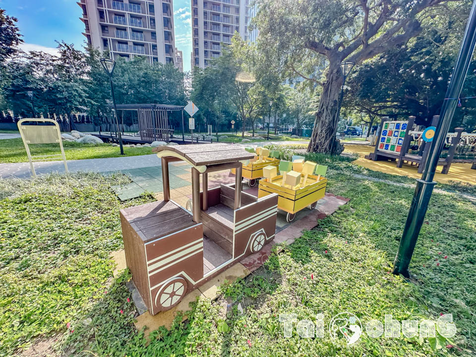 台中東區景點〡蜜糖公園〡幼幼寶貝專屬可愛五分車, 親水景觀水域, 搭配泉源兒童交通公園一起玩