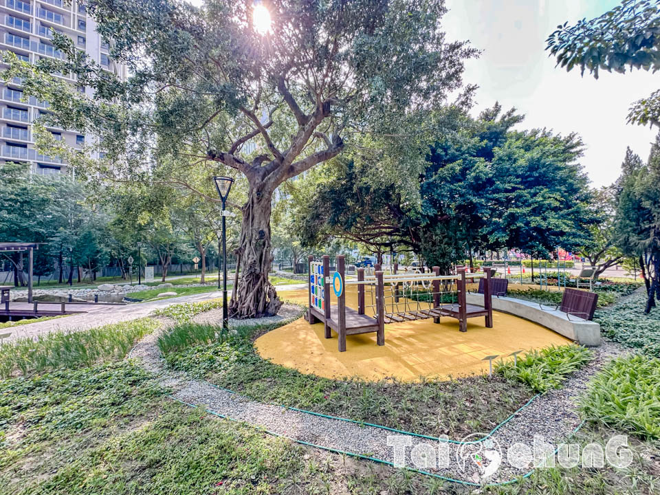 台中東區景點〡蜜糖公園〡幼幼寶貝專屬可愛五分車, 親水景觀水域, 搭配泉源兒童交通公園一起玩