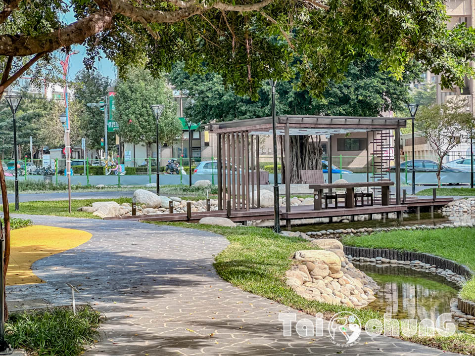 台中東區景點〡蜜糖公園〡幼幼寶貝專屬可愛五分車, 親水景觀水域, 搭配泉源兒童交通公園一起玩