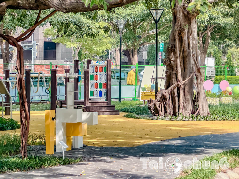 台中東區景點〡蜜糖公園〡幼幼寶貝專屬可愛五分車, 親水景觀水域, 搭配泉源兒童交通公園一起玩