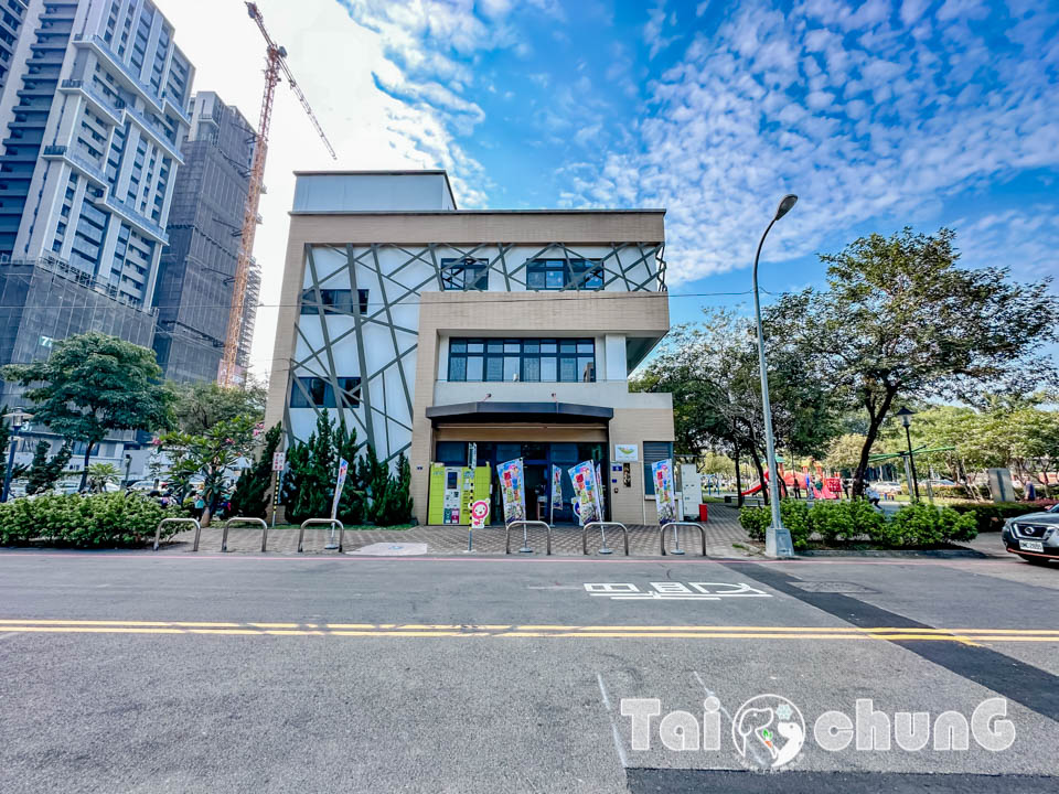 台中東區景點〡蜜糖公園〡幼幼寶貝專屬可愛五分車, 親水景觀水域, 搭配泉源兒童交通公園一起玩