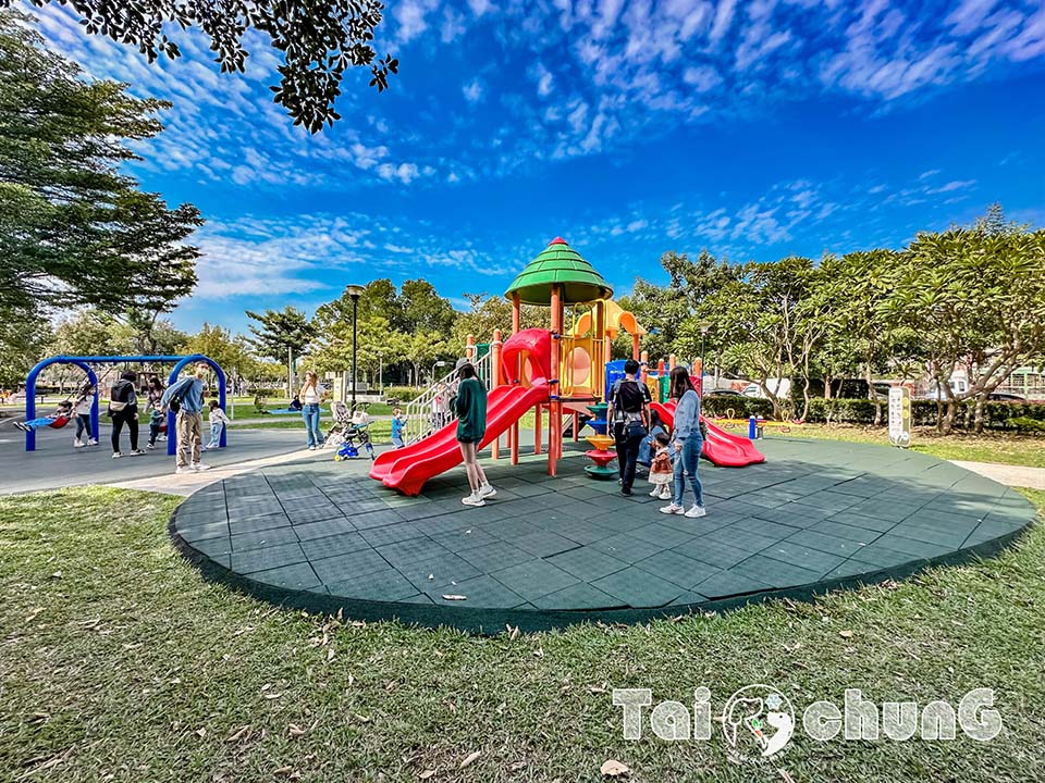 台中東區景點〡蜜糖公園〡幼幼寶貝專屬可愛五分車, 親水景觀水域, 搭配泉源兒童交通公園一起玩