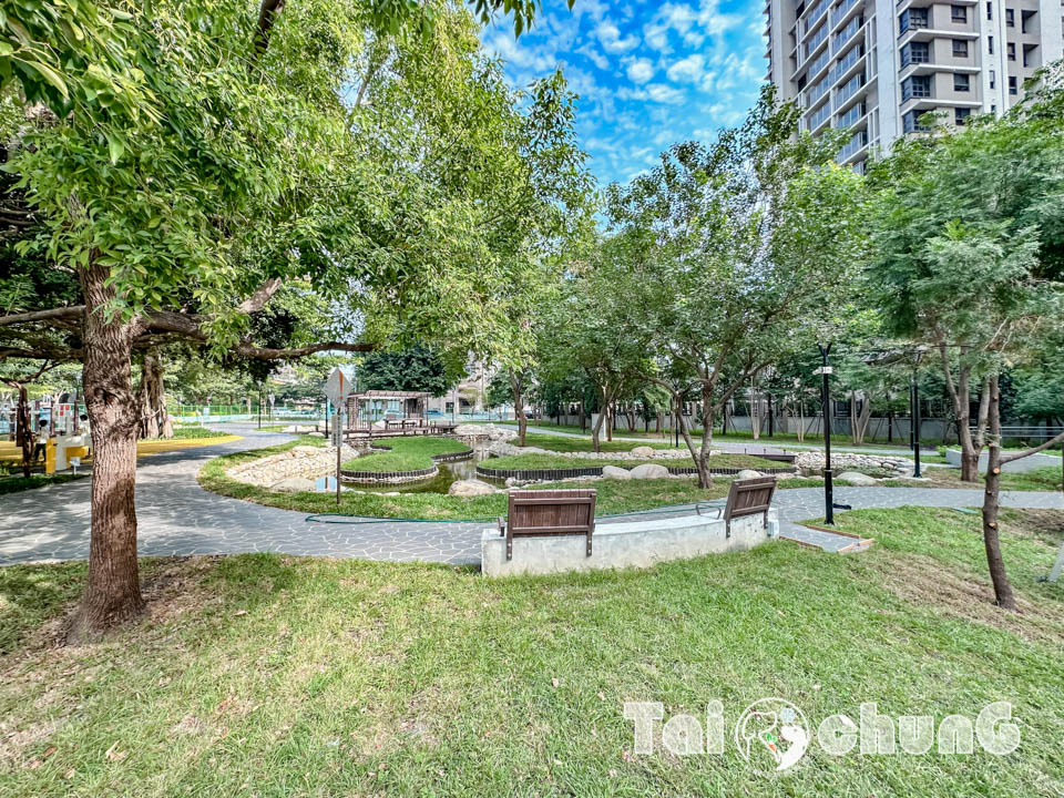 台中東區景點〡蜜糖公園〡幼幼寶貝專屬可愛五分車, 親水景觀水域, 搭配泉源兒童交通公園一起玩