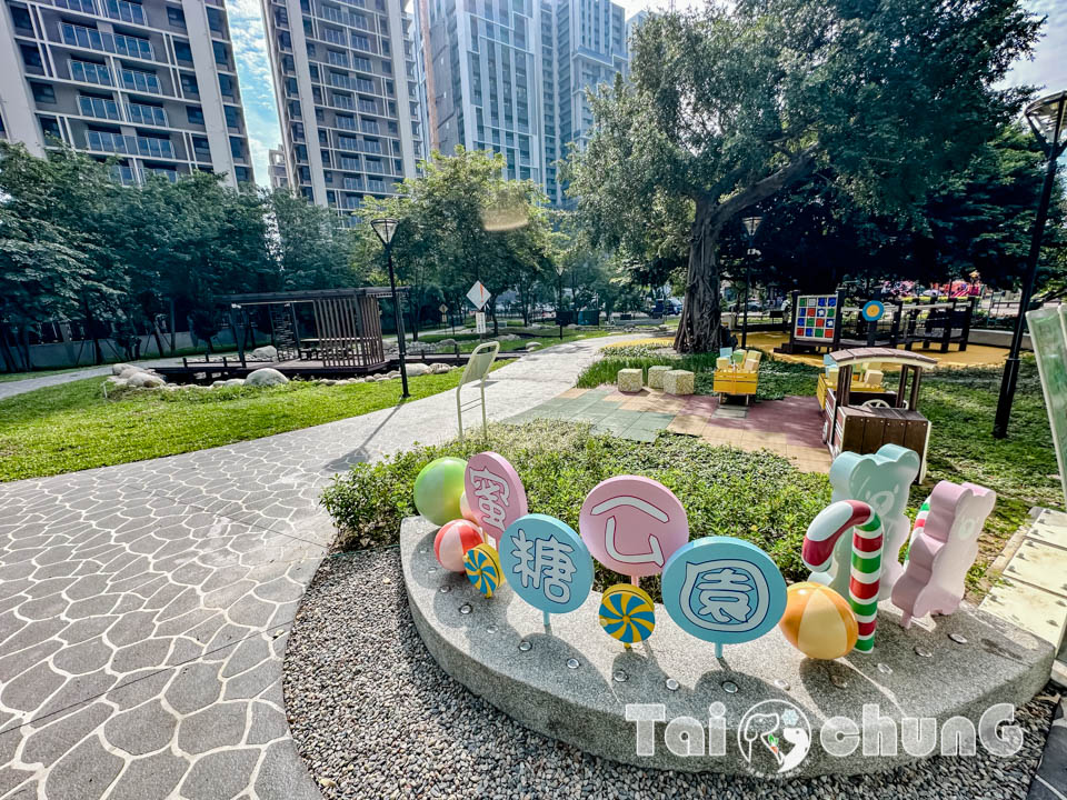 台中東區景點〡蜜糖公園〡幼幼寶貝專屬可愛五分車, 親水景觀水域, 搭配泉源兒童交通公園一起玩