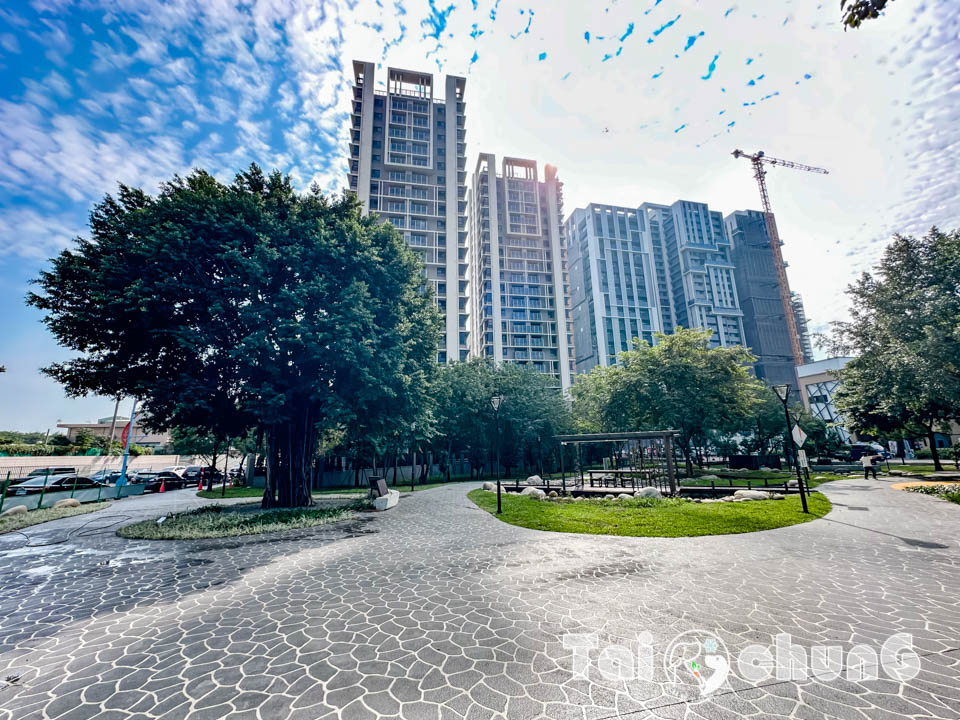 台中東區景點〡蜜糖公園〡幼幼寶貝專屬可愛五分車, 親水景觀水域, 搭配泉源兒童交通公園一起玩