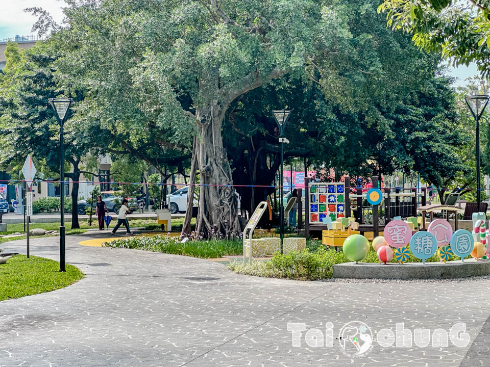 台中東區景點〡蜜糖公園〡幼幼寶貝專屬可愛五分車, 親水景觀水域, 搭配泉源兒童交通公園一起玩