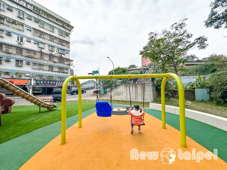 新北新店景點〡吉安公園〡台灣黑熊遊戲場, 勝利V領可愛爆吉, 黑熊主題共融公園