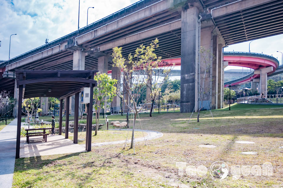 桃園平鎮景點〡平鎮運動公園〡冒險挑戰區勇闖十九關, 空中版百戰百勝, 滑草區同樂會, 暢玩地形遊戲場, 夏日戲水區, 毛寶貝運動場, 親子特色公園