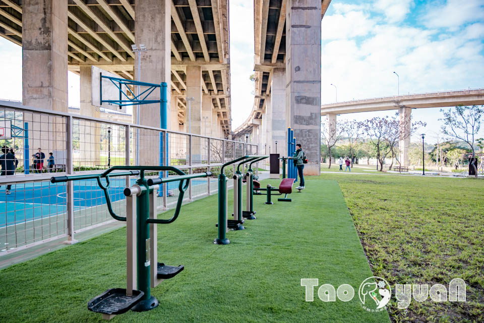 桃園平鎮景點〡平鎮運動公園〡冒險挑戰區勇闖十九關, 空中版百戰百勝, 滑草區同樂會, 暢玩地形遊戲場, 夏日戲水區, 毛寶貝運動場, 親子特色公園