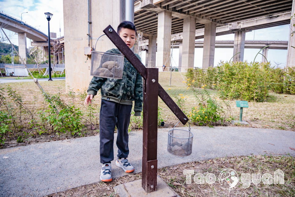 桃園平鎮景點〡平鎮運動公園〡冒險挑戰區勇闖十九關, 空中版百戰百勝, 滑草區同樂會, 暢玩地形遊戲場, 夏日戲水區, 毛寶貝運動場, 親子特色公園