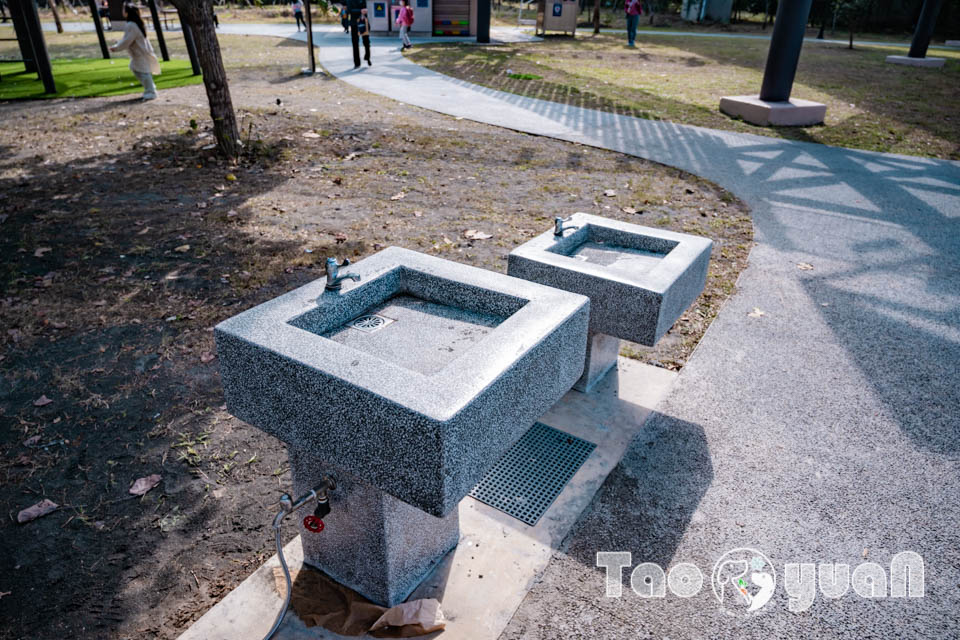 桃園平鎮景點〡平鎮運動公園〡冒險挑戰區勇闖十九關, 空中版百戰百勝, 滑草區同樂會, 暢玩地形遊戲場, 夏日戲水區, 毛寶貝運動場, 親子特色公園